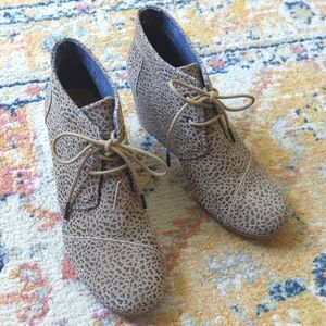 Toms Desert Chic Cheetah Printed Suede Lace Up Wedge Ankle Booties Tan Black 10